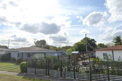 House in Miami, Florida 3 bedrooms, 158.21 sq.m. № 2003324 - photo 4