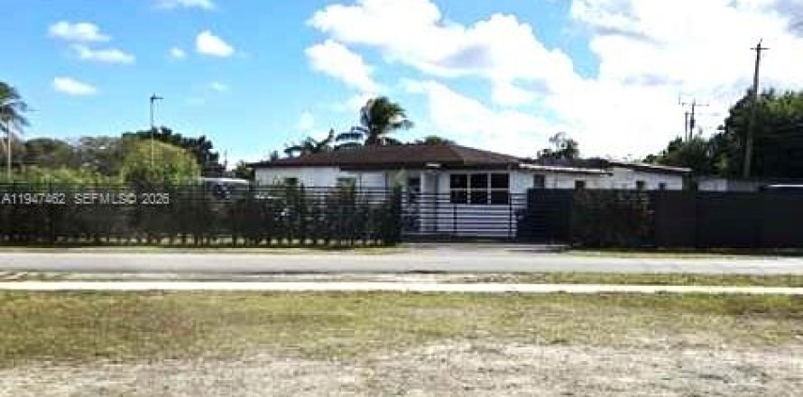 House in Miami, Florida 3 bedrooms, 158.21 sq.m. № 2003324