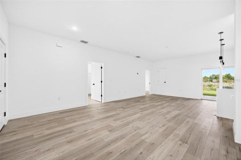 House in Port Charlotte, Florida 4 bedrooms, 169.73 sq.m. № 2211522 - photo 6