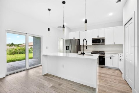 House in Port Charlotte, Florida 4 bedrooms, 169.73 sq.m. № 2211522 - photo 12