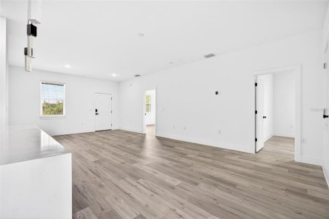 House in Port Charlotte, Florida 4 bedrooms, 169.73 sq.m. № 2211522 - photo 5
