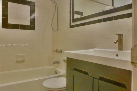 Copropriété à vendre à Miami Beach, Floride: 2 chambres, 56.95 m2 № 1984259 - photo 19