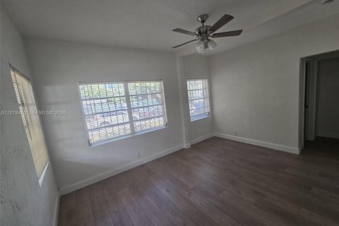 Villa ou maison à louer à Miami, Floride: 2 chambres, 94.02 m2 № 2350952 - photo 9