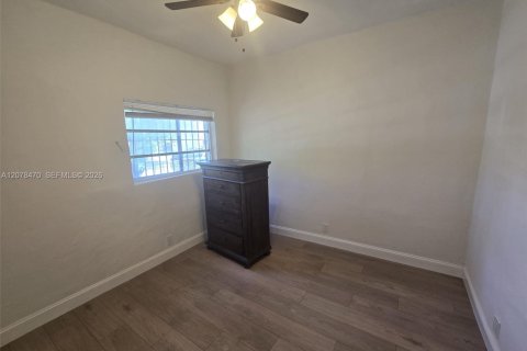 Villa ou maison à louer à Miami, Floride: 2 chambres, 94.02 m2 № 2350952 - photo 11