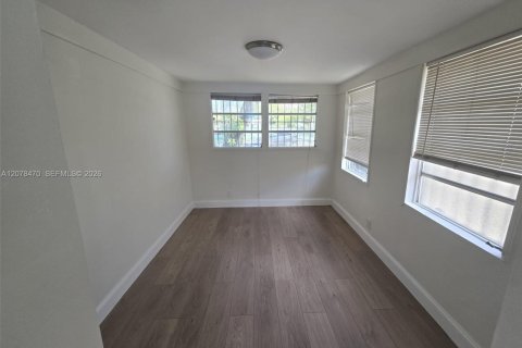 Villa ou maison à louer à Miami, Floride: 2 chambres, 94.02 m2 № 2350952 - photo 4
