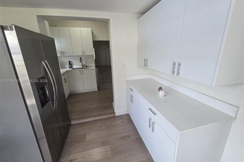 Villa ou maison à louer à Miami, Floride: 2 chambres, 94.02 m2 № 2350952 - photo 6