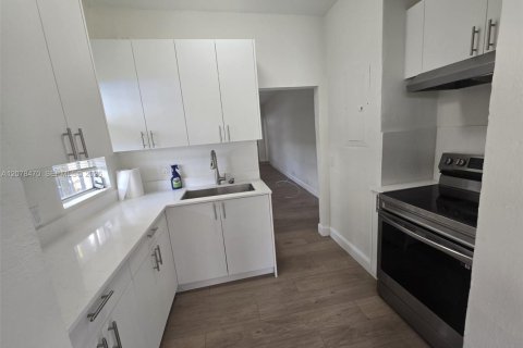 Villa ou maison à louer à Miami, Floride: 2 chambres, 94.02 m2 № 2350952 - photo 5