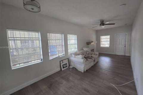 Villa ou maison à louer à Miami, Floride: 2 chambres, 94.02 m2 № 2350952 - photo 3