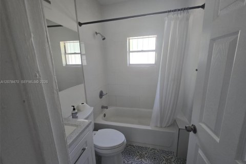 Villa ou maison à louer à Miami, Floride: 2 chambres, 94.02 m2 № 2350952 - photo 12