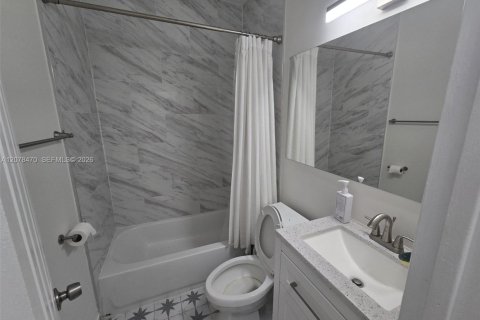 Villa ou maison à louer à Miami, Floride: 2 chambres, 94.02 m2 № 2350952 - photo 10