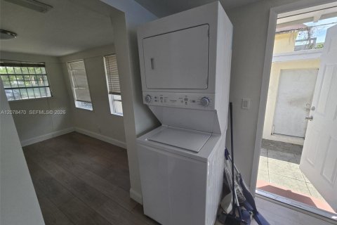 Villa ou maison à louer à Miami, Floride: 2 chambres, 94.02 m2 № 2350952 - photo 7