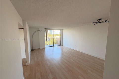Condo in North Miami, Florida, 2 bedrooms  № 1971778 - photo 15