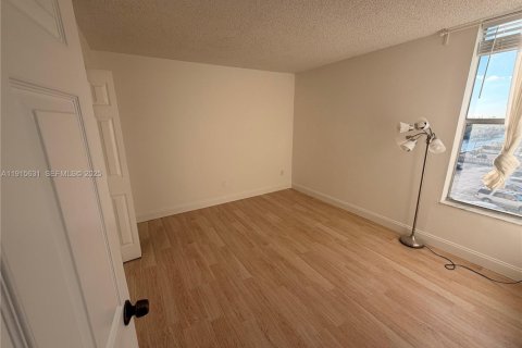 Condo in North Miami, Florida, 2 bedrooms  № 1971778 - photo 23