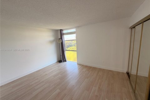 Condo in North Miami, Florida, 2 bedrooms  № 1971778 - photo 20