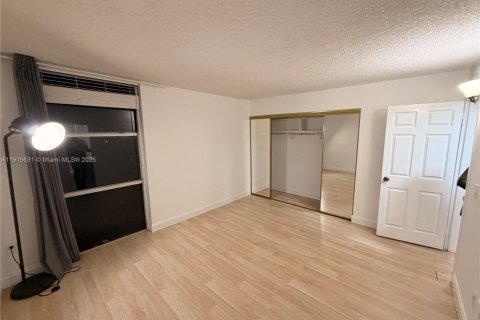 Condo in North Miami, Florida, 2 bedrooms  № 1971778 - photo 9