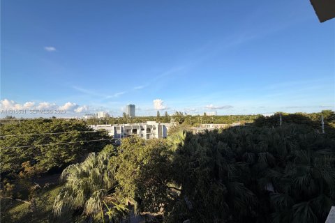 Condo in North Miami, Florida, 2 bedrooms  № 1971778 - photo 17