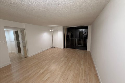 Condo in North Miami, Florida, 2 bedrooms  № 1971778 - photo 3