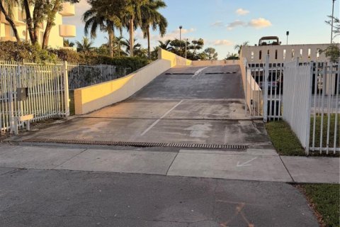 Condo in North Miami, Florida, 2 bedrooms  № 1971778 - photo 30