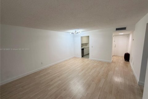 Condo in North Miami, Florida, 2 bedrooms  № 1971778 - photo 4