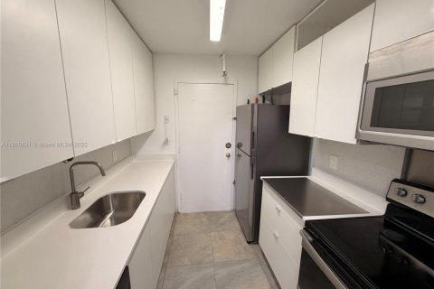 Condo in North Miami, Florida, 2 bedrooms  № 1971778 - photo 2