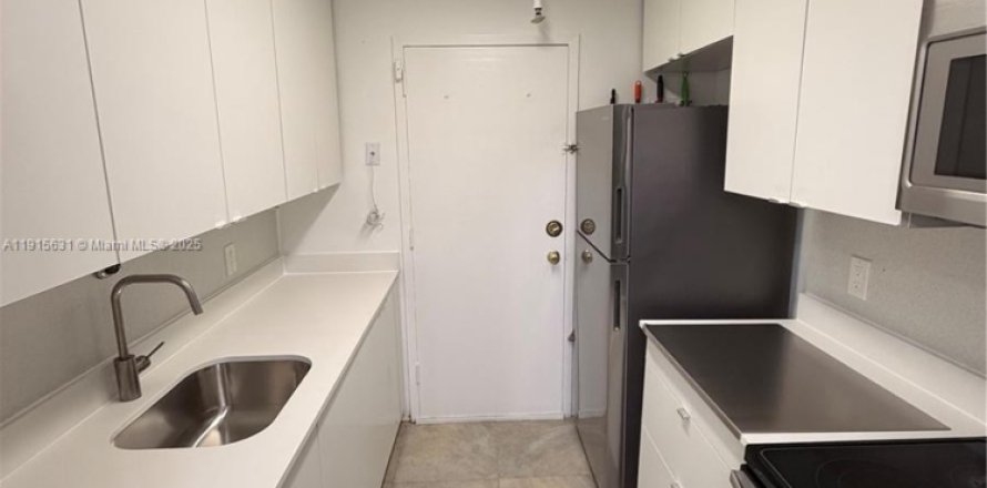 Condo in North Miami, Florida, 2 bedrooms  № 1971778