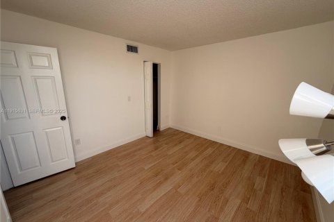 Condo in North Miami, Florida, 2 bedrooms  № 1971778 - photo 24
