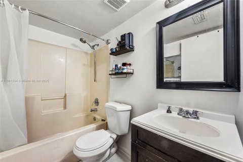 Condominio en venta en Hollywood, Florida, 2 dormitorios, 69.58 m2 № 1946013 - foto 1