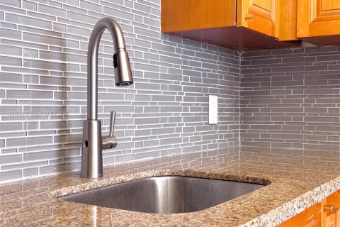 Condo in Hollywood, Florida, 1 bedroom  № 2081627 - photo 5