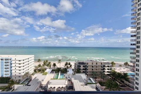 Condo in Hollywood, Florida, 1 bedroom  № 2081627 - photo 20