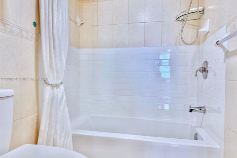 Condo in Hollywood, Florida, 1 bedroom  № 2081627 - photo 27
