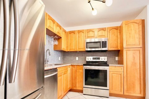 Condo in Hollywood, Florida, 1 bedroom  № 2081627 - photo 25