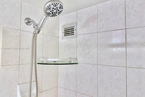 Condo in Hollywood, Florida, 1 bedroom  № 2081627 - photo 9