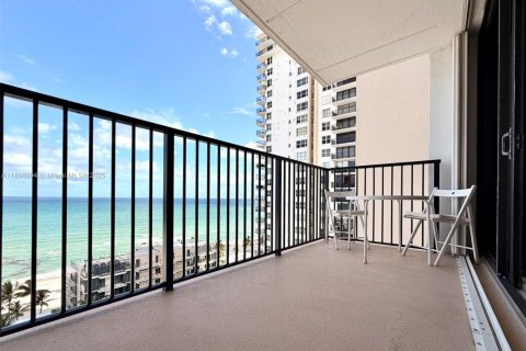Condo in Hollywood, Florida, 1 bedroom  № 2081627 - photo 21