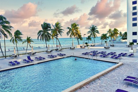 Condo in Hollywood, Florida, 1 bedroom  № 2081627 - photo 17