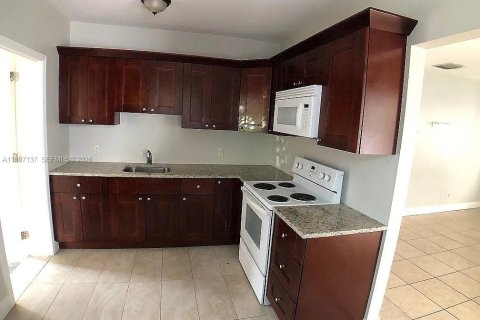 House in Miami, Florida 2 bedrooms, 95.88 sq.m. № 2193035 - photo 5
