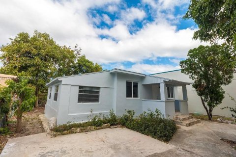 House in Miami, Florida 2 bedrooms, 95.88 sq.m. № 2193035