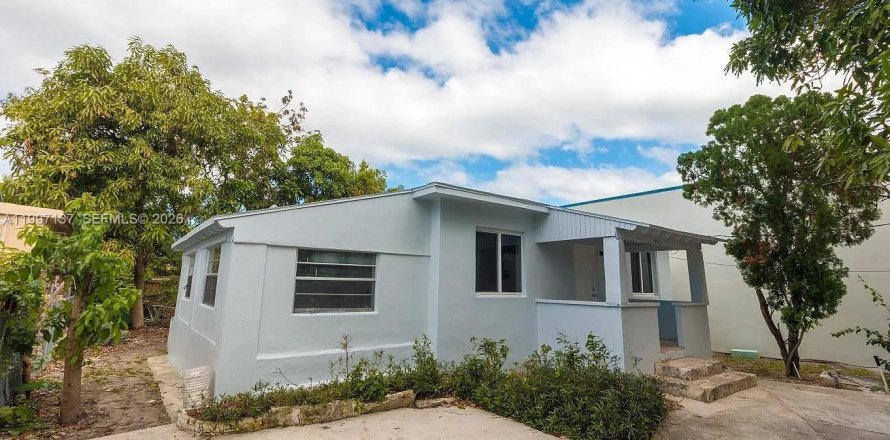 House in Miami, Florida 2 bedrooms, 95.88 sq.m. № 2193035