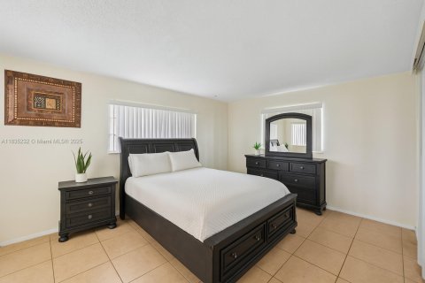 House in Coral Springs, Florida 3 bedrooms, 126.81 sq.m. № 1826036 - photo 3