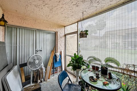 House in Coral Springs, Florida 3 bedrooms, 126.81 sq.m. № 1826036 - photo 2
