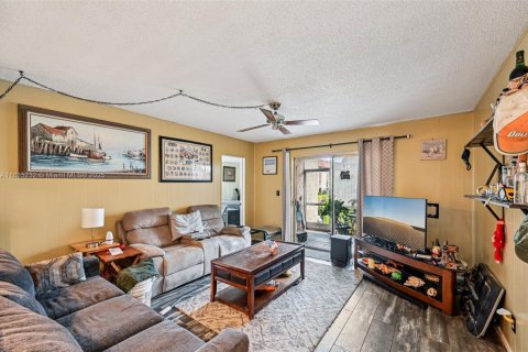 House in Coral Springs, Florida 3 bedrooms, 126.81 sq.m. № 1826036 - photo 9