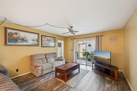 House in Coral Springs, Florida 3 bedrooms, 126.81 sq.m. № 1826036 - photo 8
