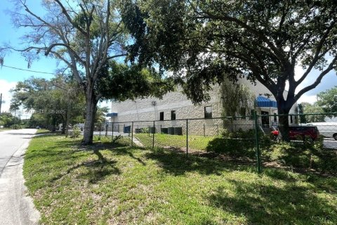 Купить коммерческую недвижимость в Тампа, Флорида № 1990490 - фото 4