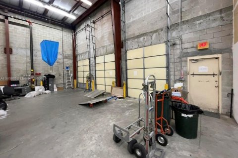 Купить коммерческую недвижимость в Тампа, Флорида № 1990490 - фото 12