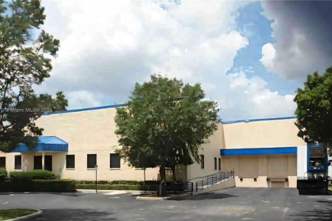 Купить коммерческую недвижимость в Тампа, Флорида № 1990490 - фото 1