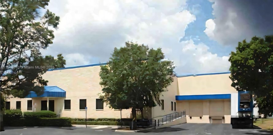 Коммерческая недвижимость в Тампа, Флорида № 1990490