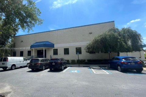 Купить коммерческую недвижимость в Тампа, Флорида № 1990490 - фото 2