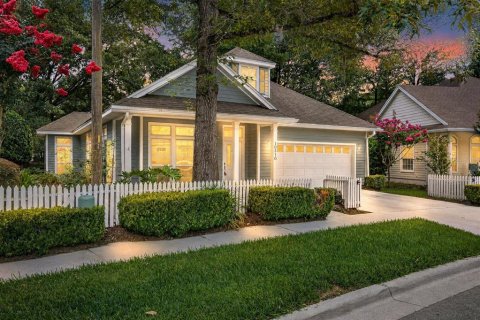 House in Gainesville, Florida 3 bedrooms, 207.45 sq.m. № 2196019