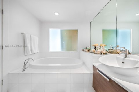 Condo in Aventura, Florida, 5 bedrooms № 2088572 - photo 25