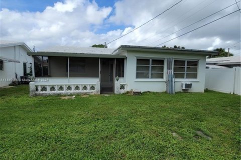 House in Tamarac, Florida 2 bedrooms, 93.65 sq.m. № 1955052 - photo 2
