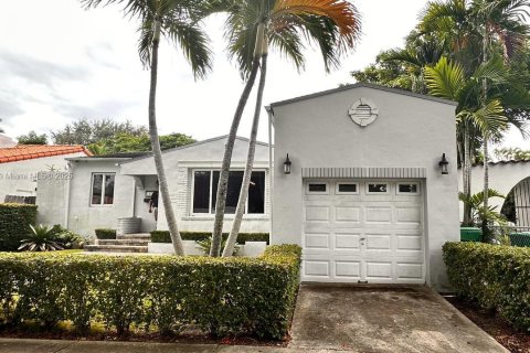 Снять в аренду виллу или дом в Майами, Флорида 3 спальни, 147.71м2, № 1954178 - фото 1